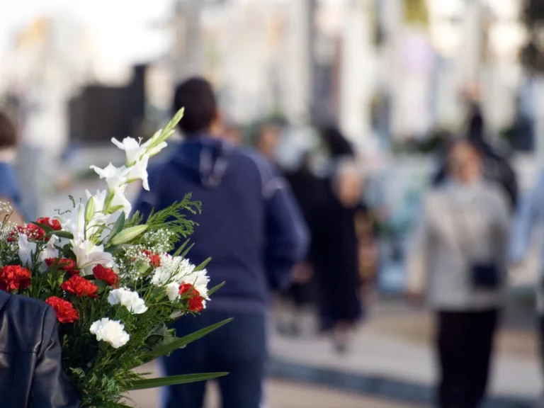 El Día de Todos los Santos mantiene su fuerza simbólica y cultural frente a Halloween: la memoria, el homenaje, las flores y la familia siguen marcando el 1 de noviembre
