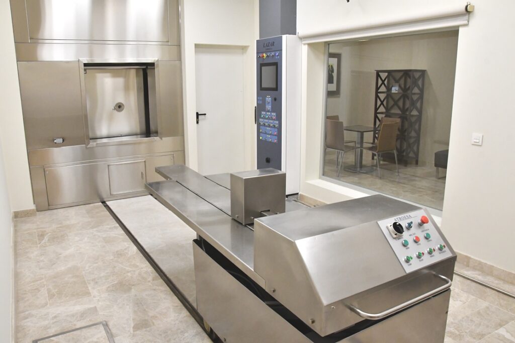 Imagen de una instalación funeraria. Se observa un horno crematorio.